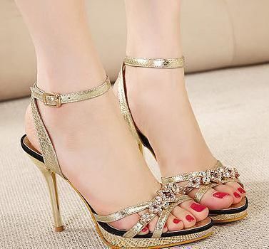 水钻高跟凉鞋，凉爽的性感秀出来