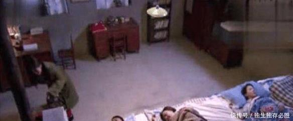  「全家人」东北人为啥喜欢全家人睡在一个炕上？两口子不会尴尬