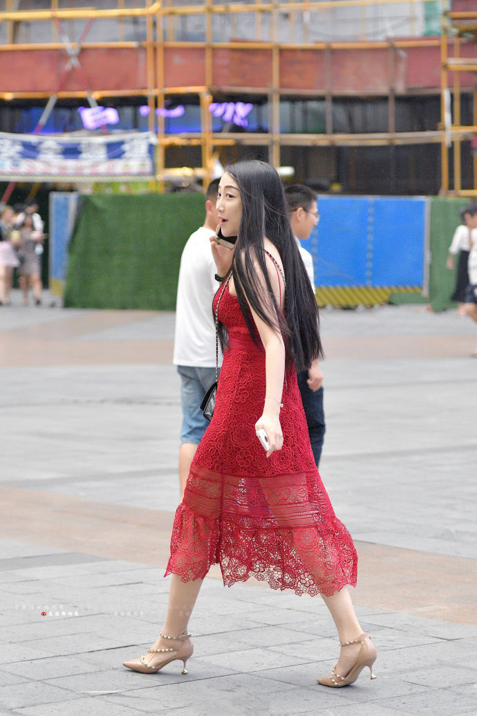 路人街拍，吊带镂空连衣裙，红红火火的美丽