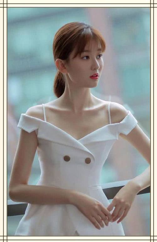 94斤乔欣和102斤杨钰莹同穿露肩西装，骨感和肉感的差距一目了然