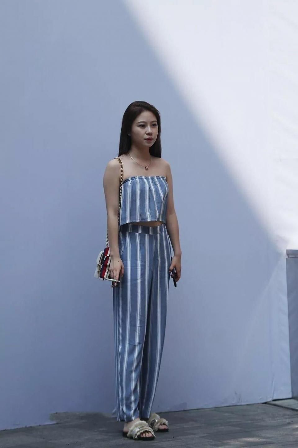 街拍:穿着简单大气的气质美女 和朋友聊天表情很高兴