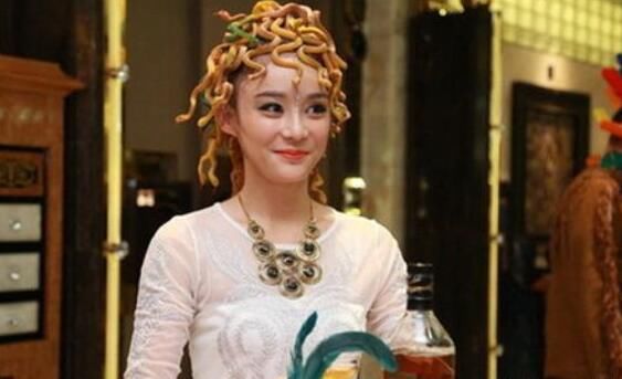 明星奇葩造型,范丞丞头上顶爱心,鹿晗的像龙卷风,邓超一言难尽