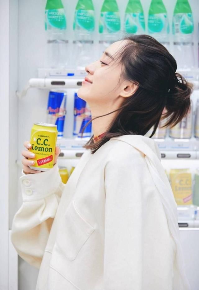 王智化身氧气少女，白色系街拍超养眼