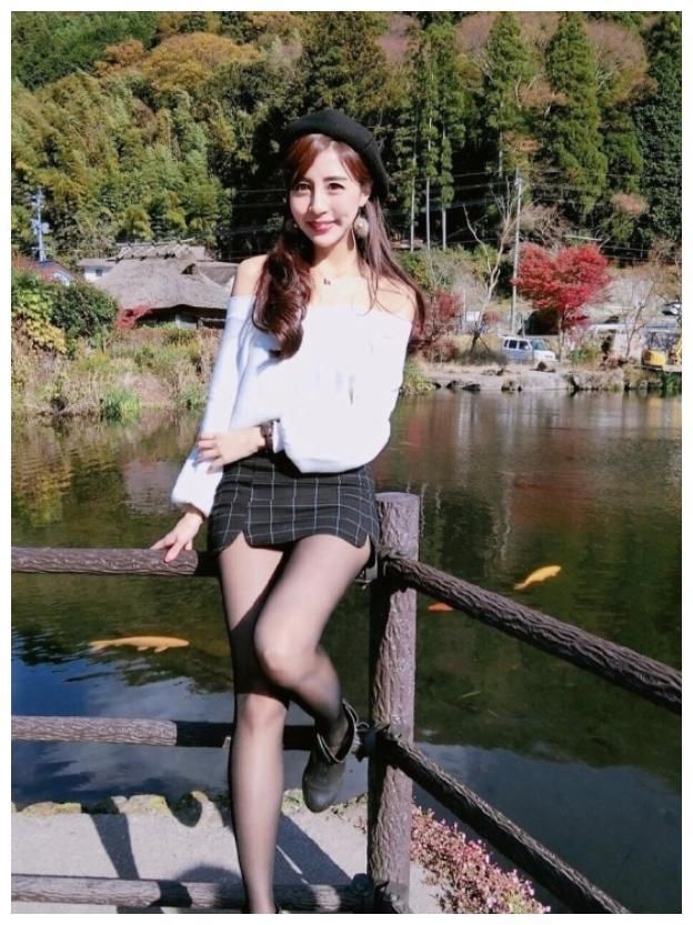 街拍:清纯可人靓丽小姐姐,略带一点小性感