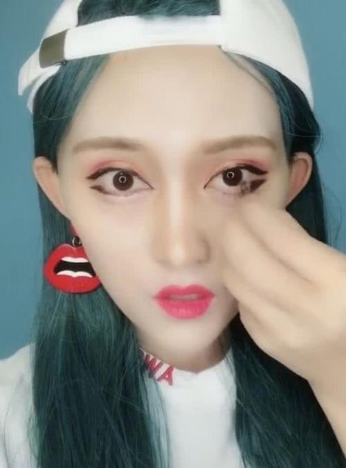 美女约会完回家卸妆，摘下帽子的那一刻，网友：男朋友要哭了！