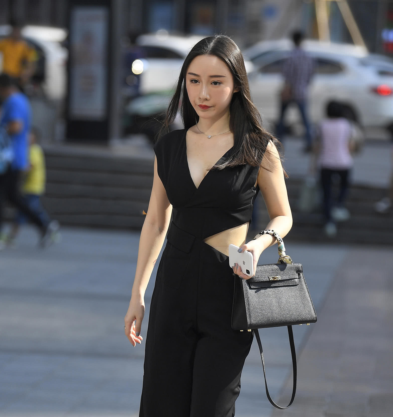知性清纯小姐姐深V连体装尽显丝滑曲线，腰部露肉很吸睛，网友：