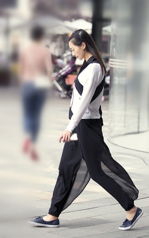 重庆街拍:夏日搭配参考，办公室OL穿搭，黑色套装雪纺连衣裤装