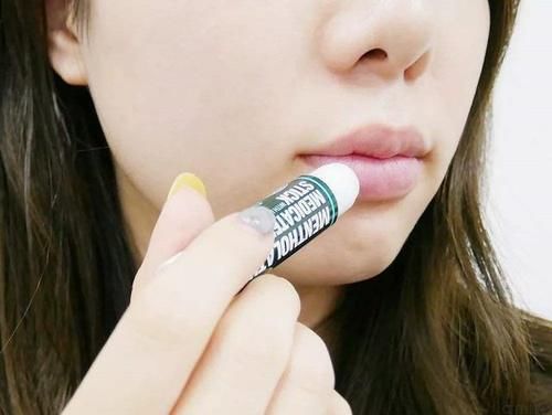 [润唇膏]“女人长期涂润唇膏，有哪些“危害”？很多人不懂，难怪嘴唇干裂”