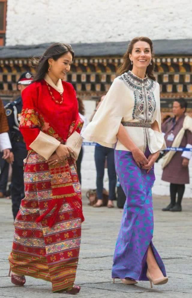  传统服装■凯特入乡随俗，穿不丹传统服饰优雅大气，一旁的不丹王后反显拘谨