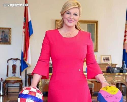 50岁法国女总统在观众席手舞足蹈,网友:世界杯最可爱的人!