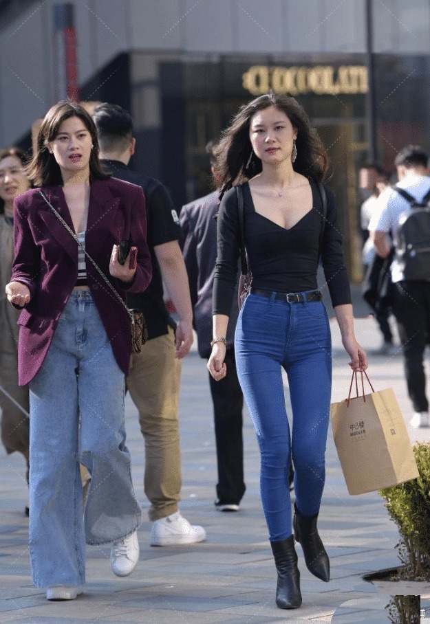 没什么|街拍:V领口的T恤没什么亮点,但绝对适合女神穿吧?