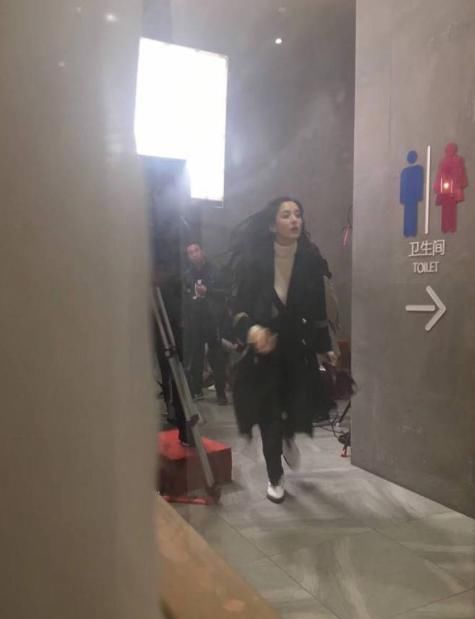 蒋欣在路人镜头下是瘦子，娜扎美的纯天然，杨颖被打回原型！