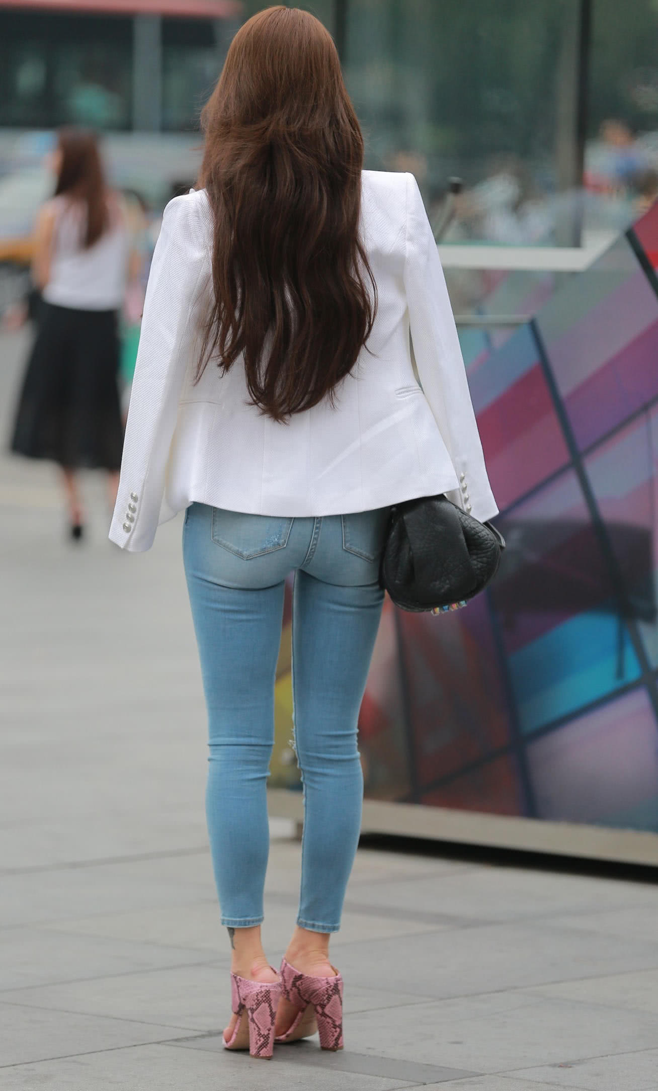 牛仔裤小姐姐翘臀浑圆，饱满的上围波涛汹涌，全身散发的风情挡不