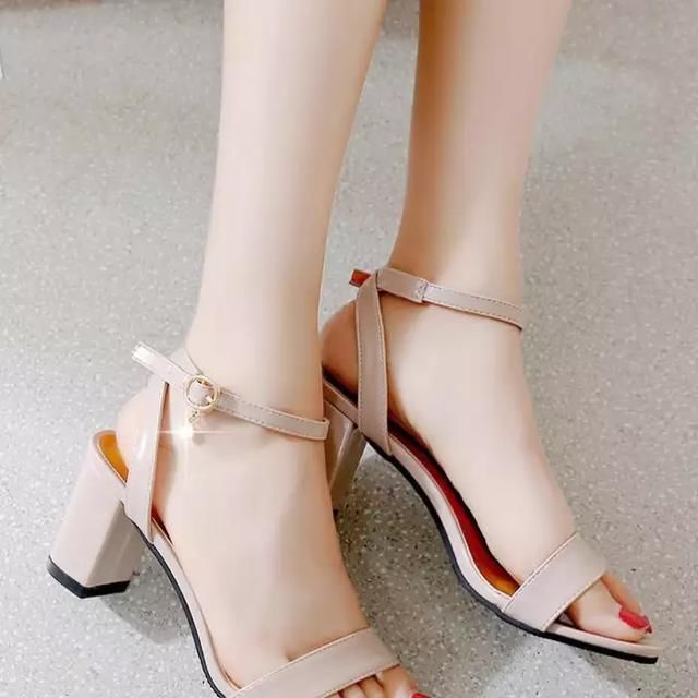 可能你与性感的女人味就差一双高跟凉鞋