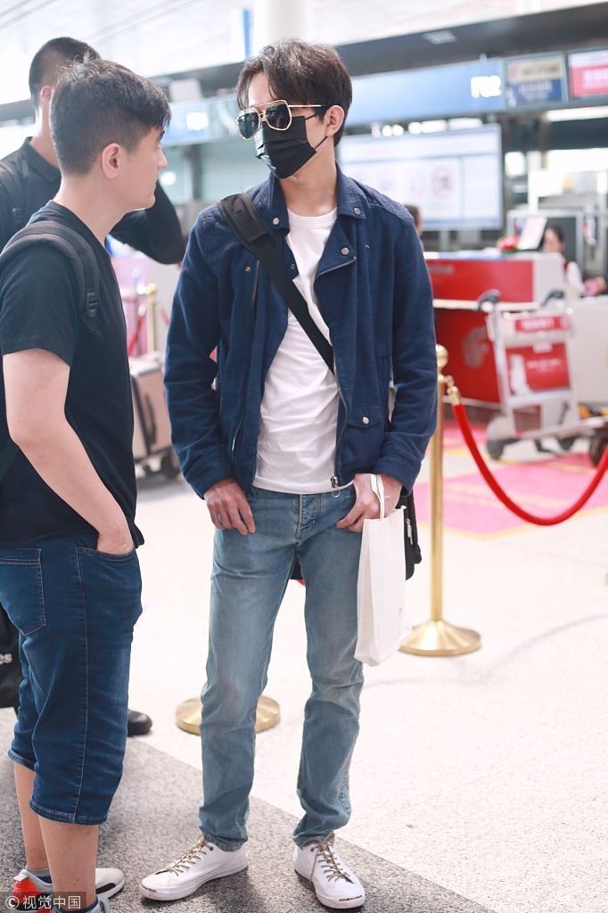 “进口小哥哥”迪玛希口罩墨镜全副武装派头十足 对迷妹竖大拇哥