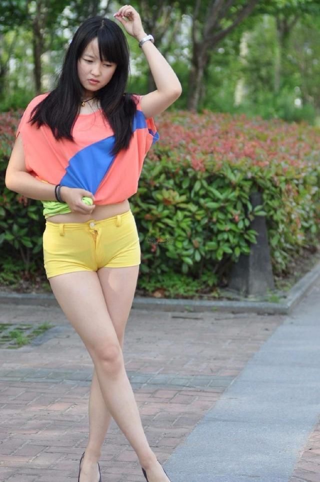 街拍：短裤即将成为过去，紧身短裤的精彩时刻