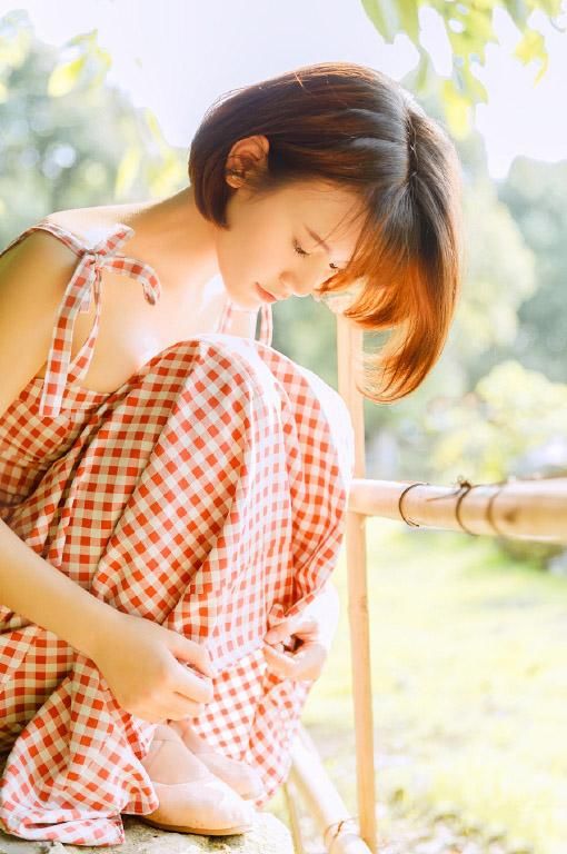 低胸吊带丰满美女性感清新写真