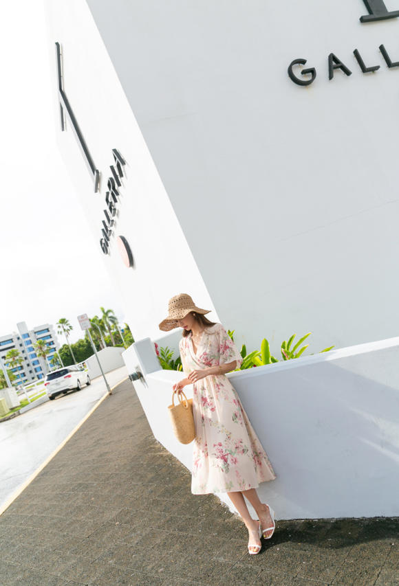 女神孙允珠，春庭花香斑斓炫彩桃枝雪纺裙