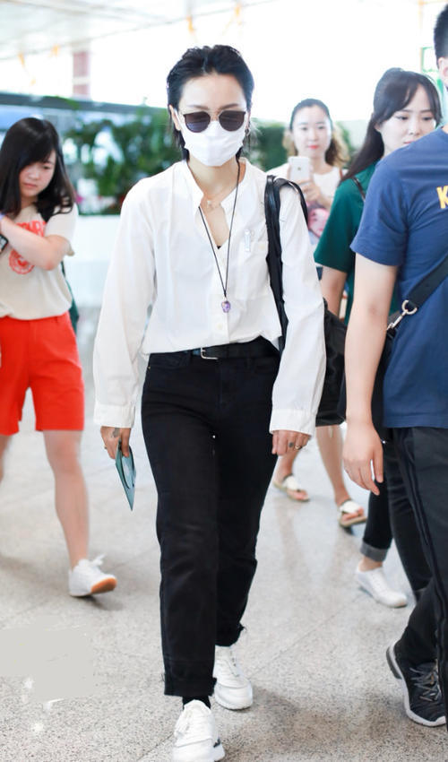 整容已经不算啥了，周笔畅只不过换了一个发型，还以为她变性了！