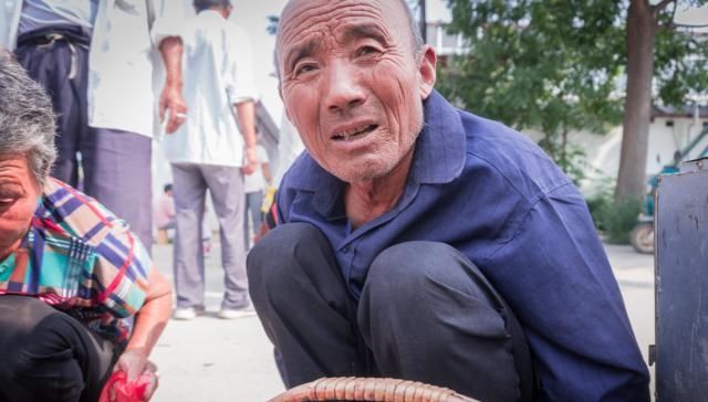  「路边」75岁老人走9里山路卖鹅蛋，6元一个无人问津，蹲在路边