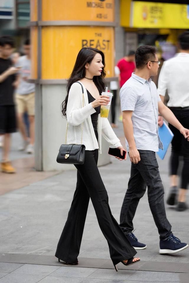 街拍:小姐姐拥有一双修长均匀的美腿,令人着迷!