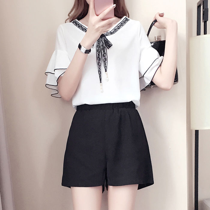 短裤套装+高跟鞋，高挑美嫩，举手投足间成为全场焦点