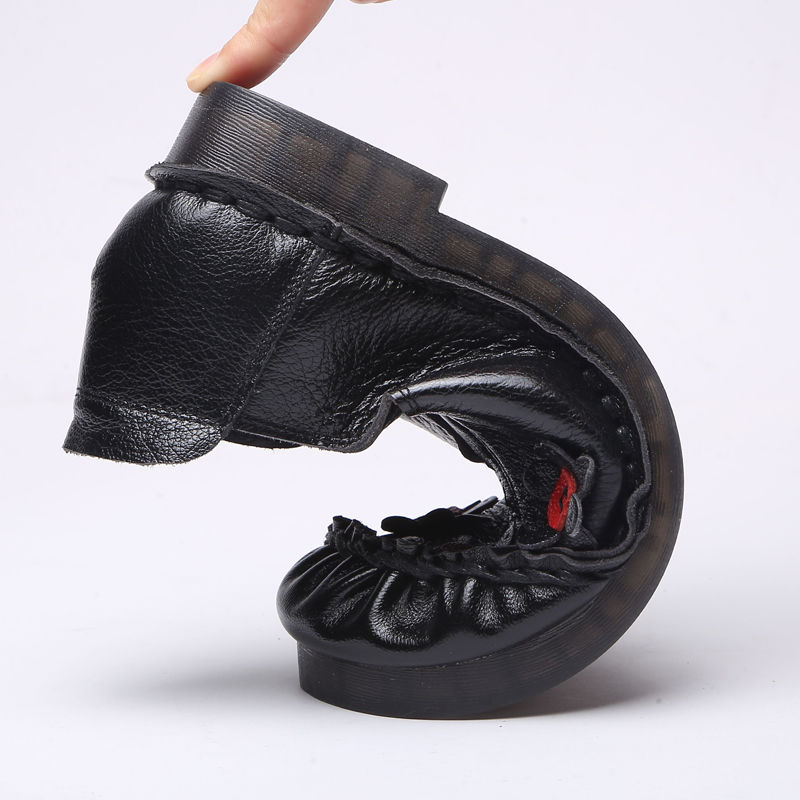 6070后女人别再穿高跟鞋，俗气累脚，新款蛋卷鞋养脚又潮流