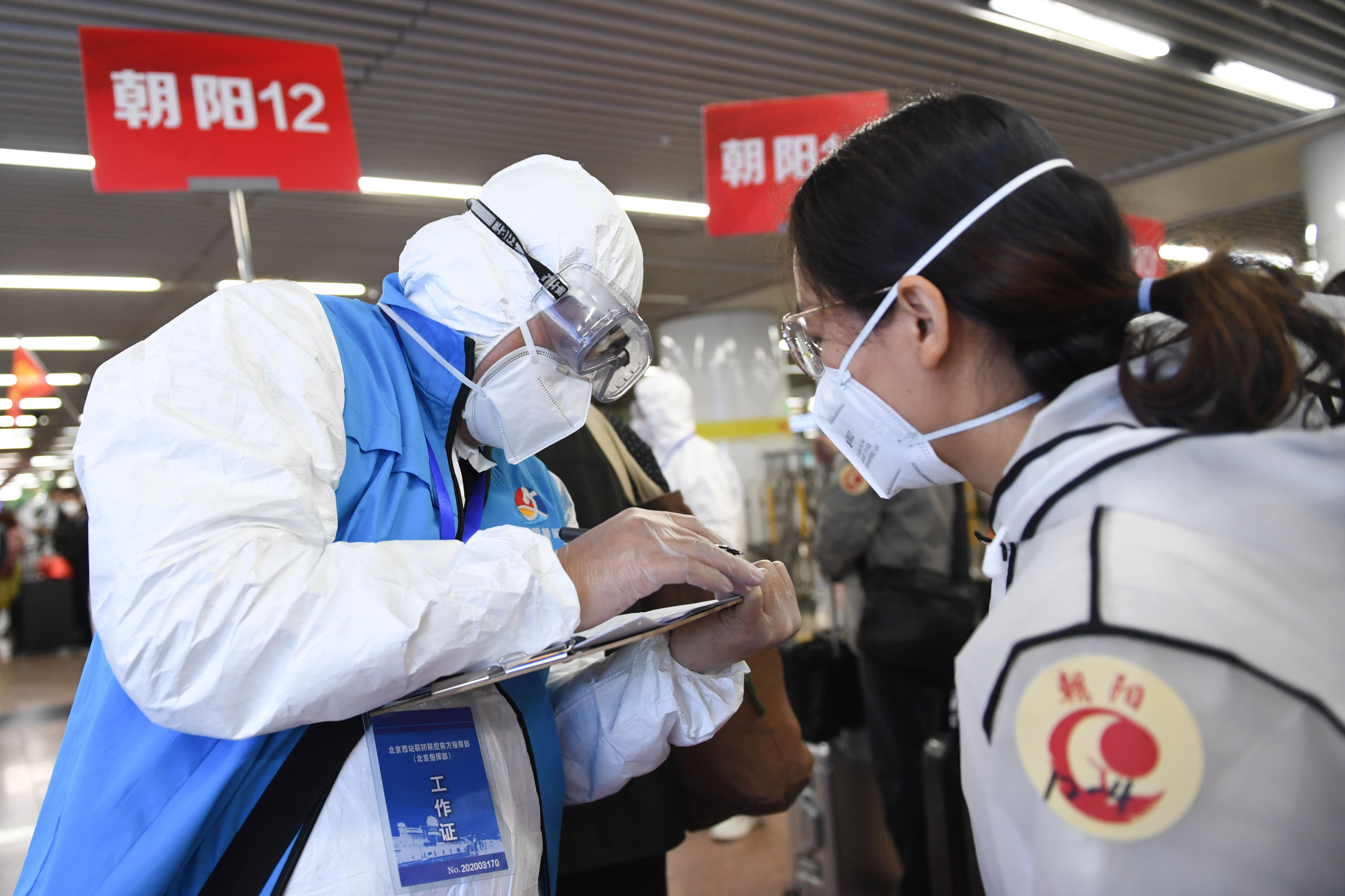  列车驶入：武汉“解封”后首趟返京列车抵达北京西站