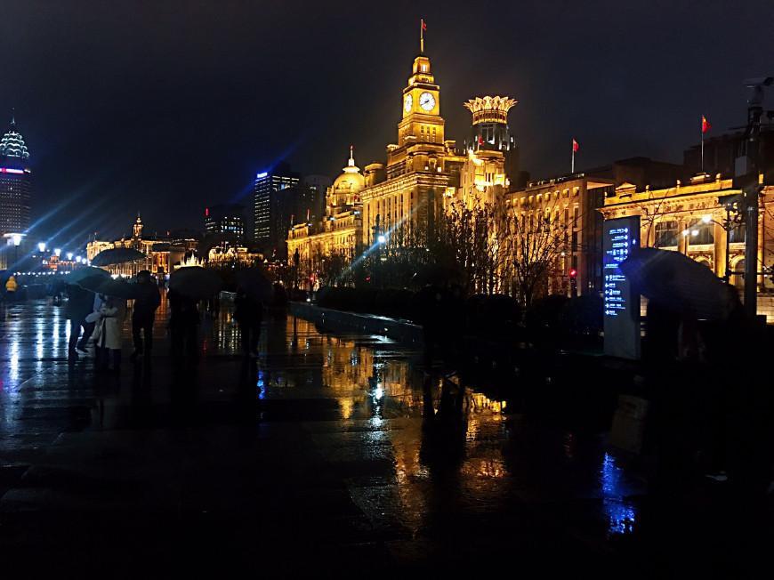 魔都—上海 雨中的外滩夜景
