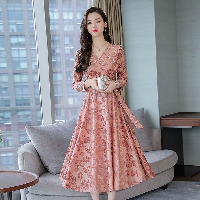 这是一款满满女人味的“金丝绒”裙，若你宠老婆，中秋就送她这裙