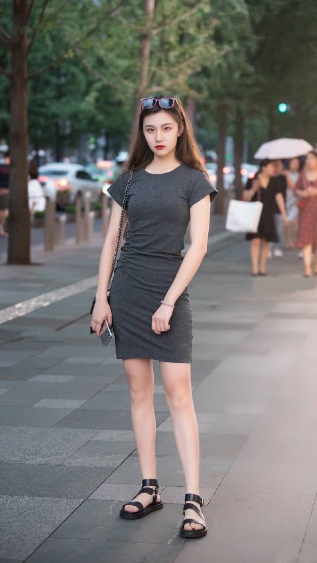 气质|街拍:气质清新的小姐姐,短袖搭配个性裙,呈现出别具一格的美