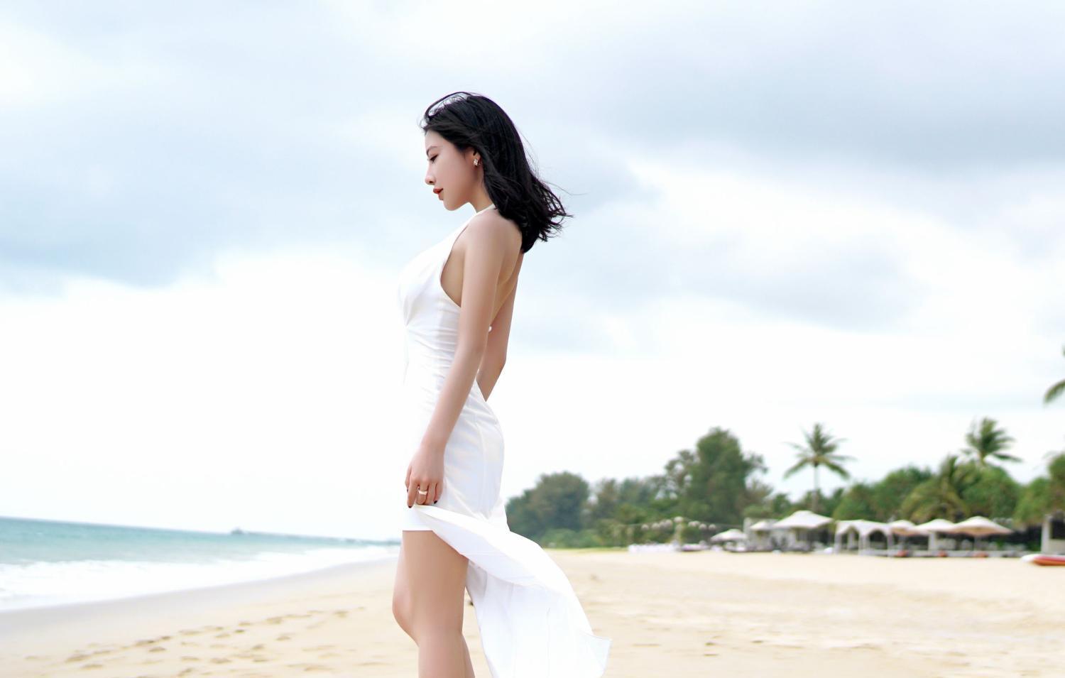 海边沙滩美人 一席白裙如仙子般翩翩漫步