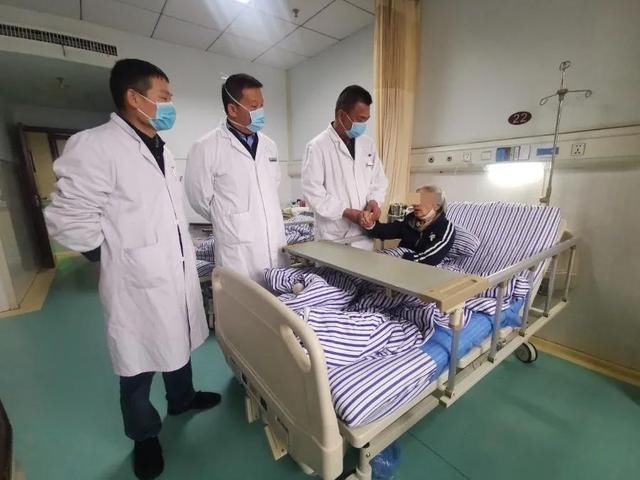  「股骨颈骨折」八旬老人骨折卧床陷危难，医院多方筹措人工髋关节