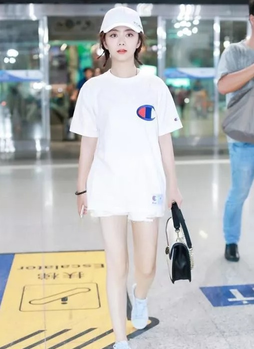 两个小揪揪的唐艺昕看起来最多18！