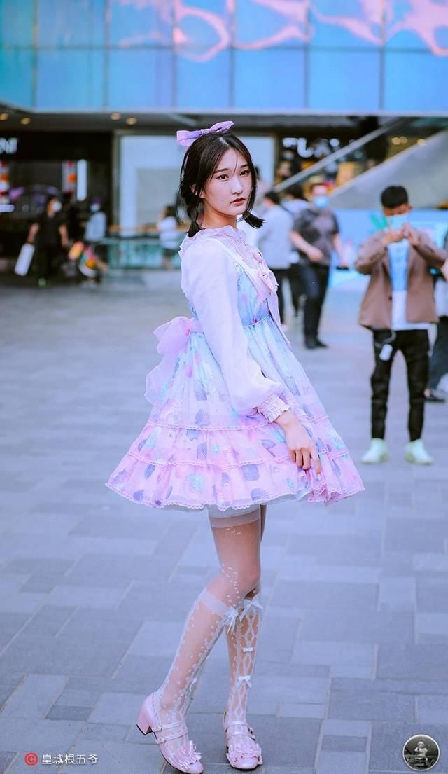  [更多]街拍：追寻时尚并不是一个非常快速的过程，相反它需要漫长的积累