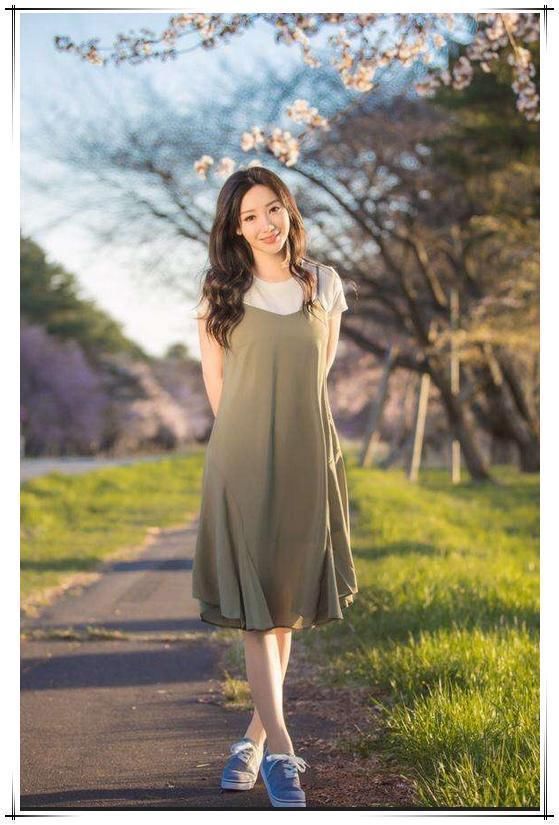 柳岩穿衣终于不暴露了，一袭斜肩长裙优雅到你不敢认!