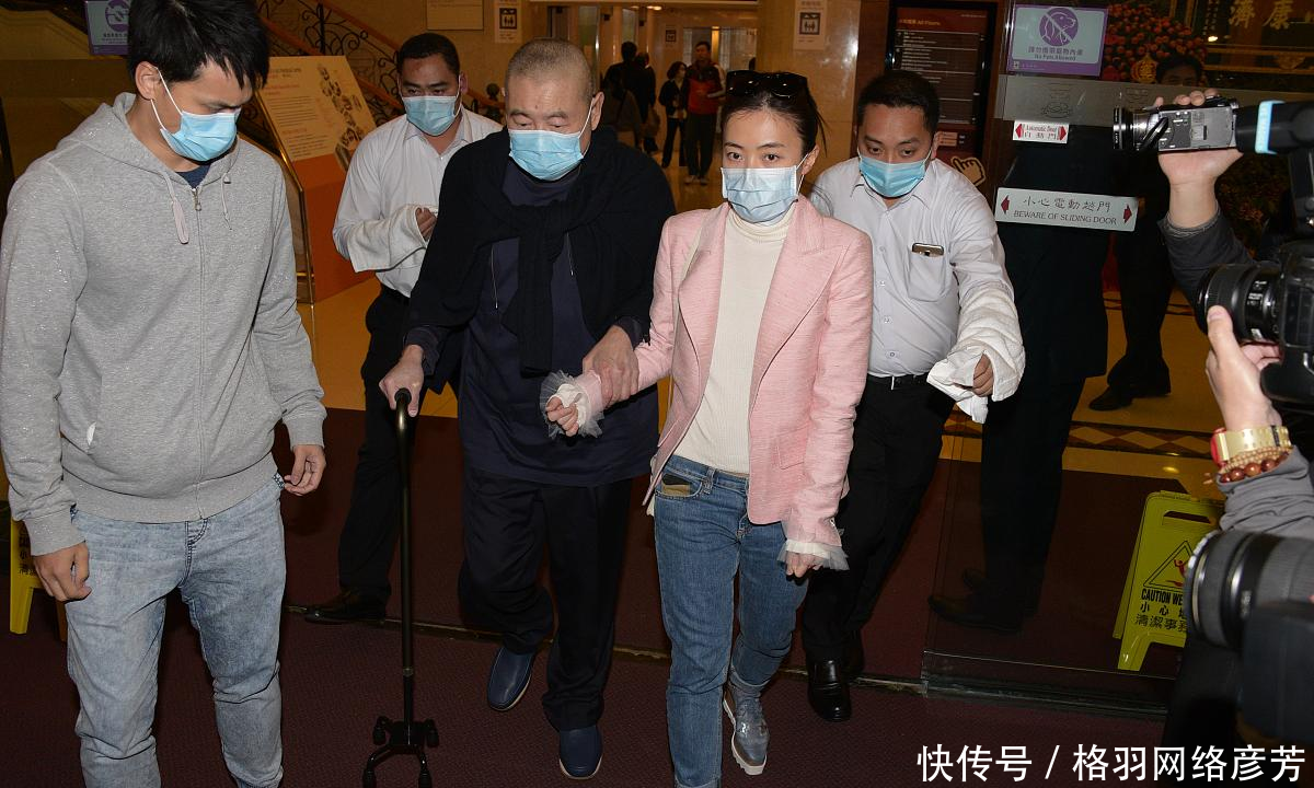 「粉色」甘比一身粉西装太显年轻!夫妻同框像父女,驴蹄鞋却暴露品味