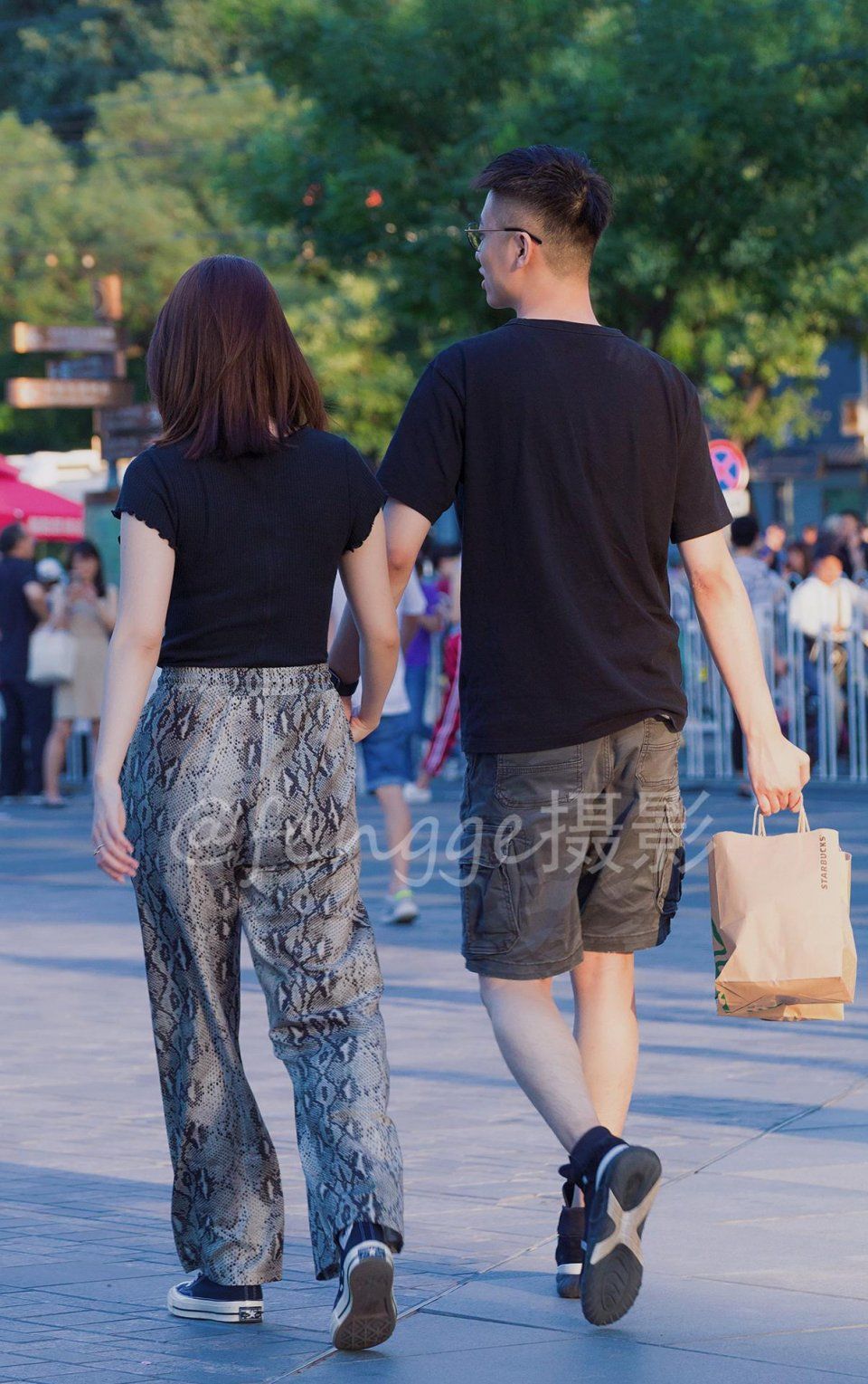 街拍:十九张三里屯绚丽多姿的背影，在这段时间里最时尚，最养眼