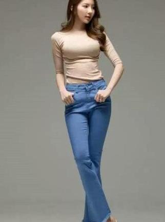 入秋后女生穿牛仔裤是首选，简单的打扮瞬间有了“心动的感觉”