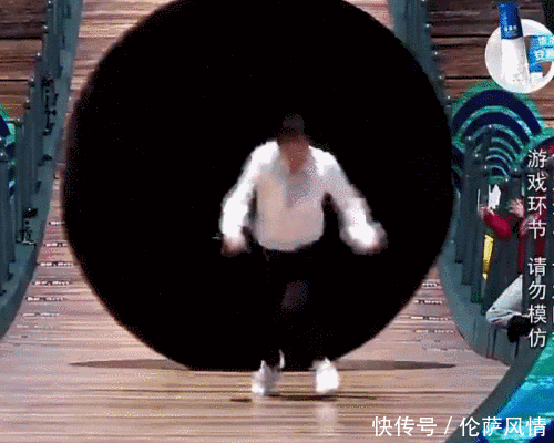  #恶意#baby录节目险些被球砸伤，全靠鹿晗及时推开，却遭后期恶意剪辑