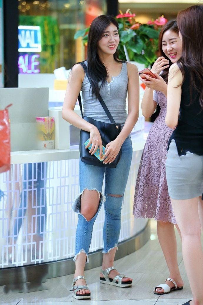 街拍美女，动感时尚与大气温婉的美让街头变成秀场……