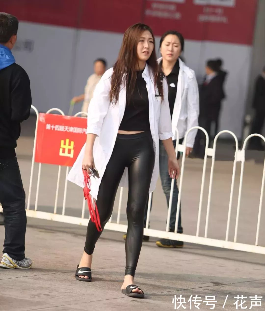 身影：紧身皮裤之美