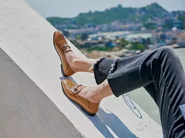 这双鞋流行了近百年，经典就是永不过时