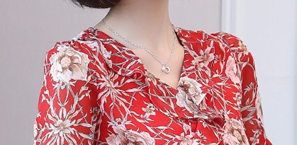 瞧瞧!新出“高档红”妈妈装，竟比旗袍洋气，难怪婆婆一买就5件