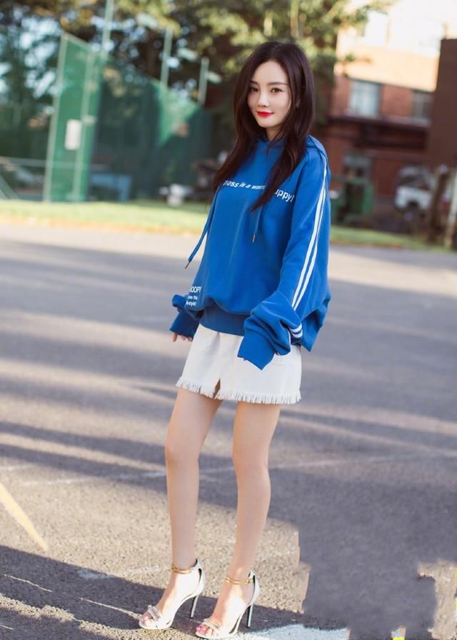 李小璐太狠了！短裤穿到大腿根还要割两刀，网友：还不如不穿！