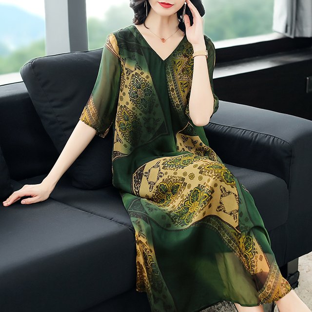 53岁老婆穿这“孔雀绿”秋裙，高贵轻盈巧减龄，没人敢喊:大妈