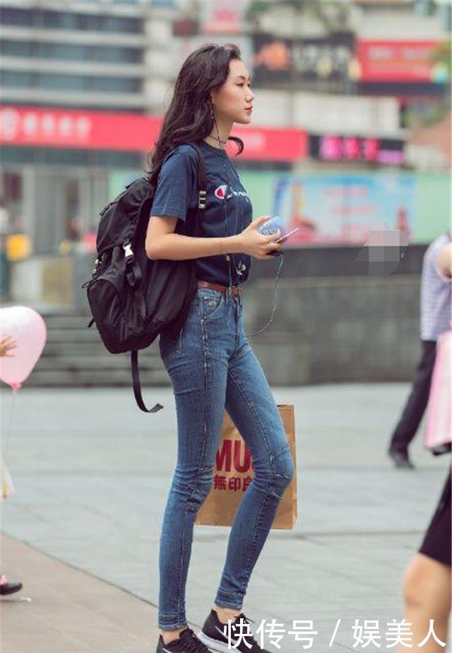 「印花」路人街拍,姑娘特清新,穿字母印花小背心,很甜美