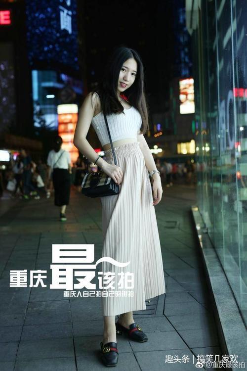 路人街拍:优雅的小姐姐,镂空长裙秀出美肩美腿,非常吸引人