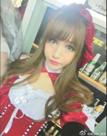 赵梦玥uu真会穿! cos女仆和卢本伟秀恩爱, 网友: 她是怎么穿上去的?