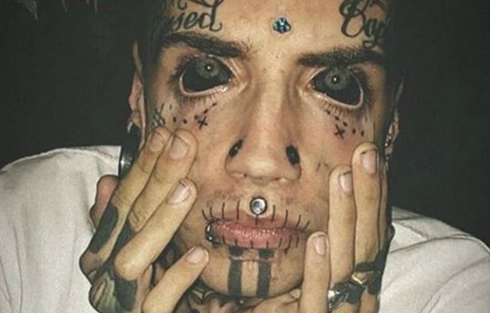 他是最疯狂的纹身者，却越纹越不像人，网友:演恐怖片不用化妆